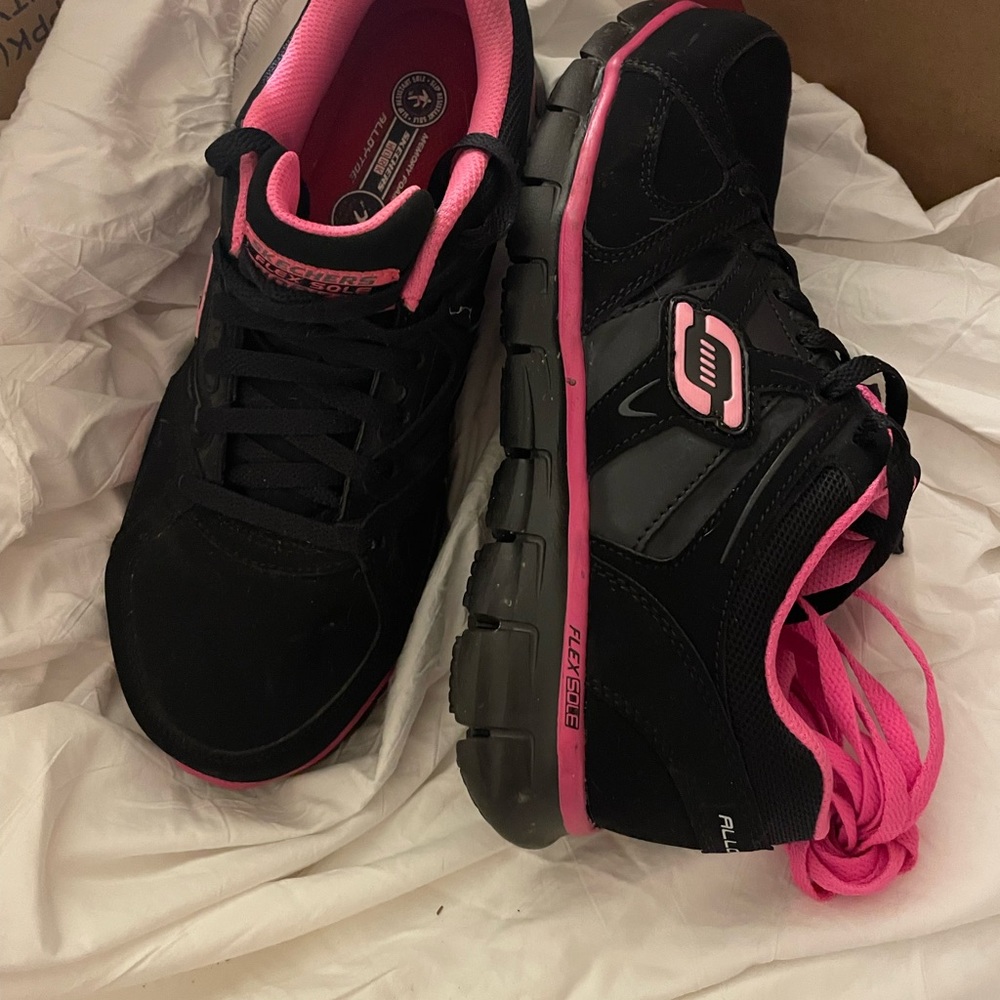 Skechers black/pink size 8 slip resistant steel toe